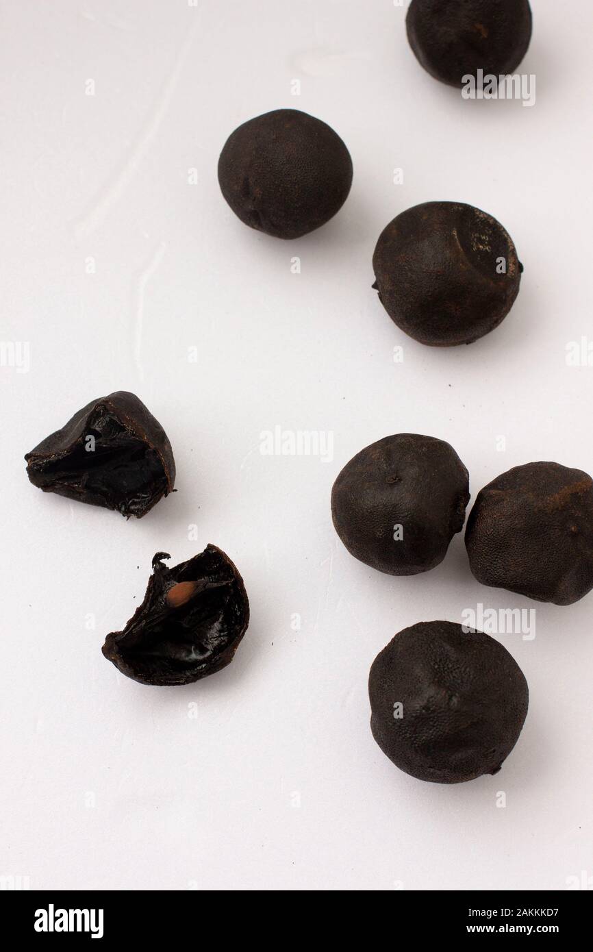 Limes noir séché sur fond blanc Banque D'Images