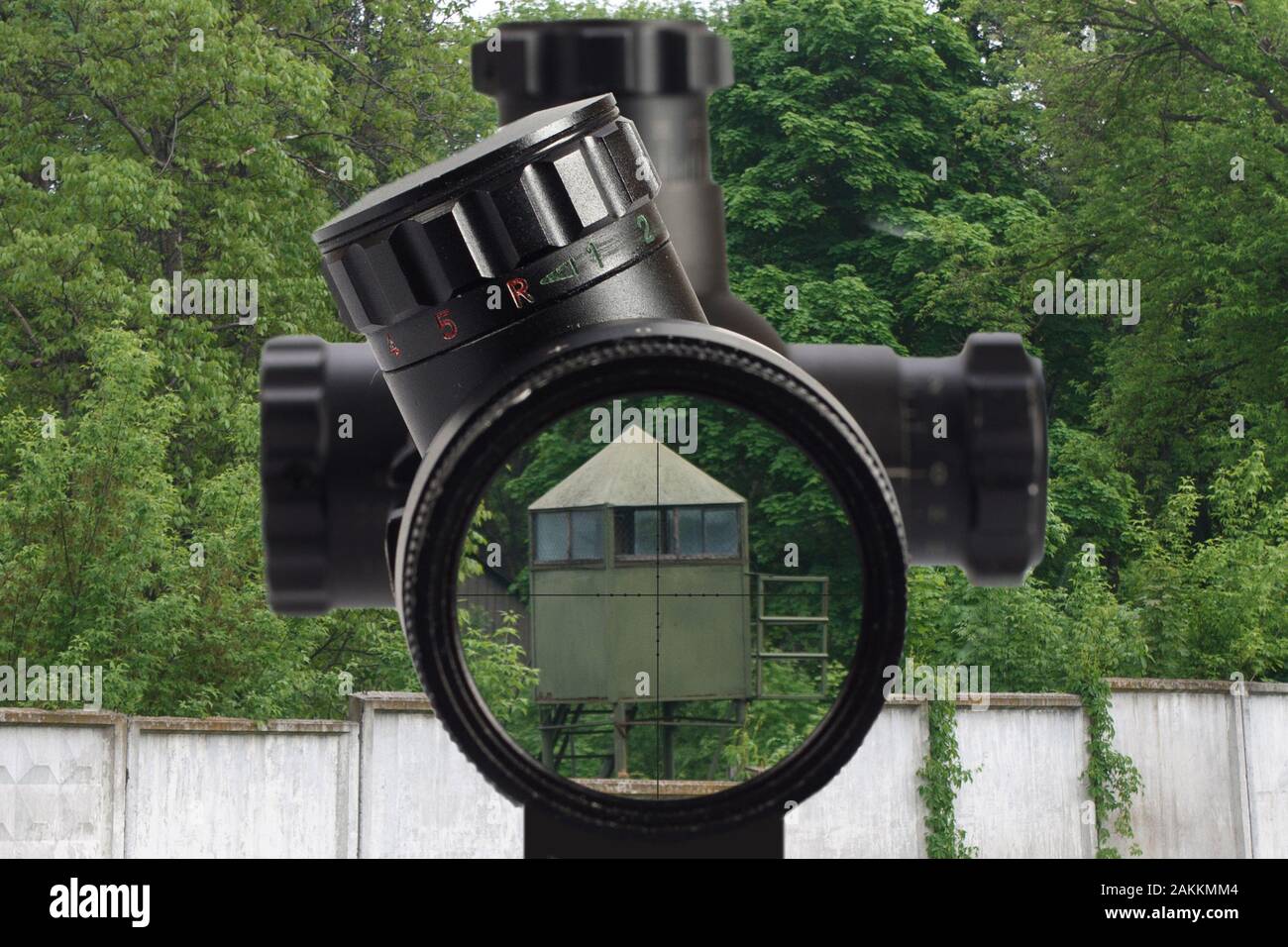 Regardez à travers le sniper lunette de visée sur une base militaire Photo  Stock - Alamy
