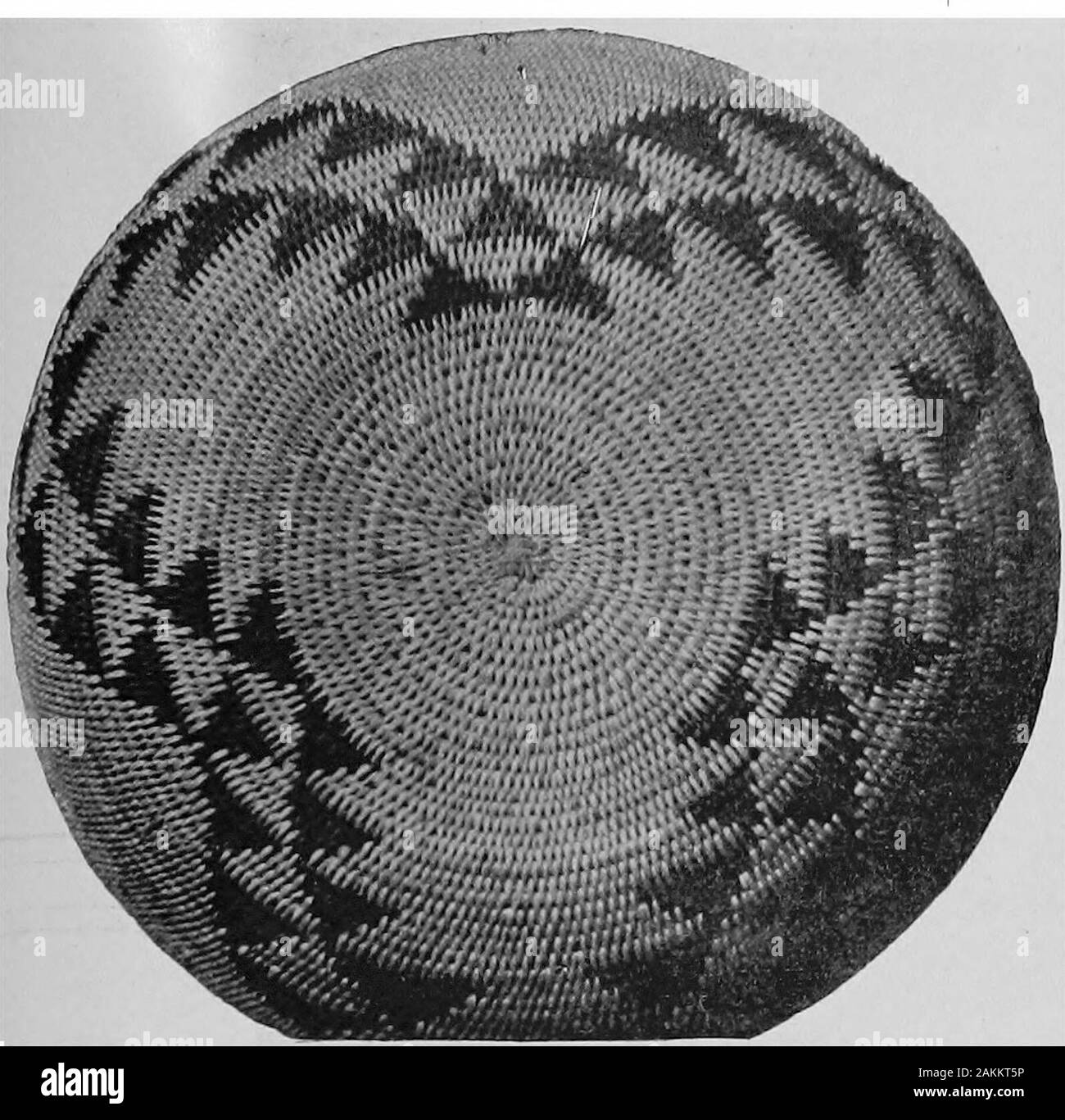 Les Indiens Pomo paniers et leurs décideurs . Un chef de l'Pomos. ors n'est jamais connue sous ce nom parmi les Pomos. C'est la tribu Inevery sti-6t-sio, ou en zigzag. Dans ses diverses modi-modifications il est très utilisé par eux. Orrhomboids aux carrés, cependant organisé, ils donnent le nom bu-elle-mi-aor deer-cou, l'idée étant l'angle entre le deershead et les épaules et le cou, mais plutôt une idée extravagante, mais onewhich semble avoir pris racine profonde, pour chaque tribu a elle. Themark comme un quart de note dans la musique, c'est l'idée d'un quailplume Pomos. Dans Ballo-kai chi-kakh thisis Pomo. Il n'est plus goût-nous pleinement Banque D'Images