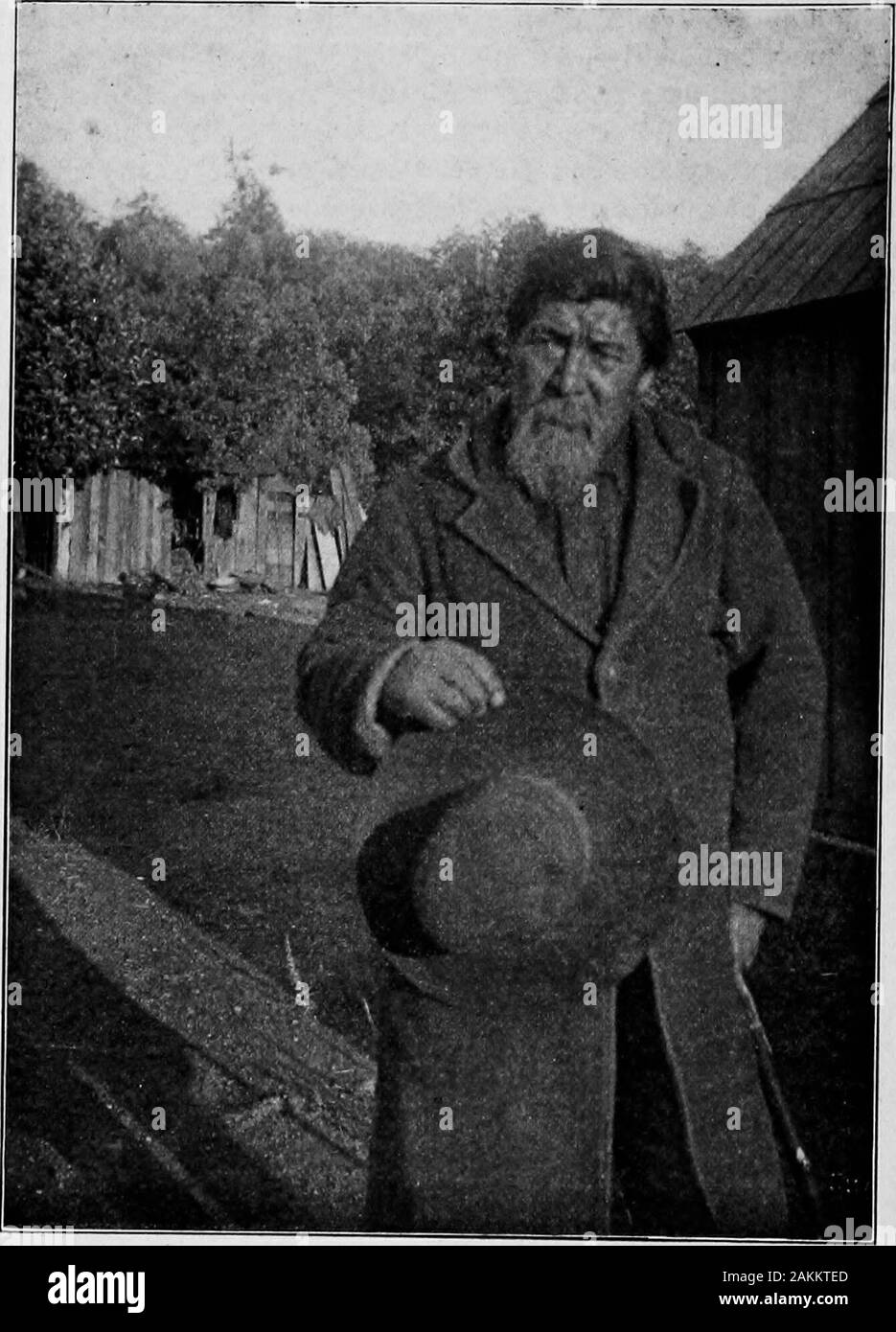 Les Indiens Pomo paniers et leurs décideurs . Ka-Cha- Akrow-pqints. IPMe /q] POAfO IXDTAX 34 paniers.. Un chef de l'Pomos. ors n'est jamais connue sous ce nom parmi les Pomos. C'est la tribu Inevery sti-6t-sio, ou en zigzag. Dans ses diverses modi-modifications il est très utilisé par eux. Orrhomboids aux carrés, cependant organisé, ils donnent le nom bu-elle-mi-aor deer-cou, l'idée étant l'angle entre le deershead et les épaules et le cou, mais plutôt une idée extravagante, mais onewhich semble avoir pris racine profonde, pour chaque tribu a elle. Themark comme un quart de note dans la musique, c'est l'idée d'un quailplume Pomos. Dans Banque D'Images