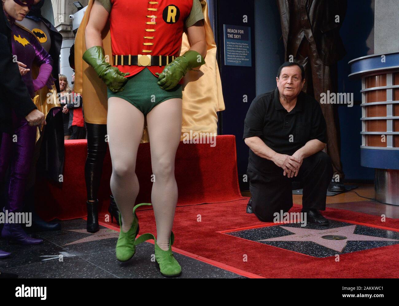 Los Angeles, United States. 09Th Jan, 2020. L'acteur Burt Ward, qui a joué Robin sur la série télévisée Batman s'agenouille près de son étoile au cours d'une cérémonie de dévoilement d'honorer avec le 2,683ème étoile sur le Hollywood Walk of Fame à Los Angeles, le jeudi 9 janvier 2020. Ward's star est à côté d'Adam West, sa co-star dans la série. Photo par Jim Ruymen/UPI UPI : Crédit/Alamy Live News Banque D'Images