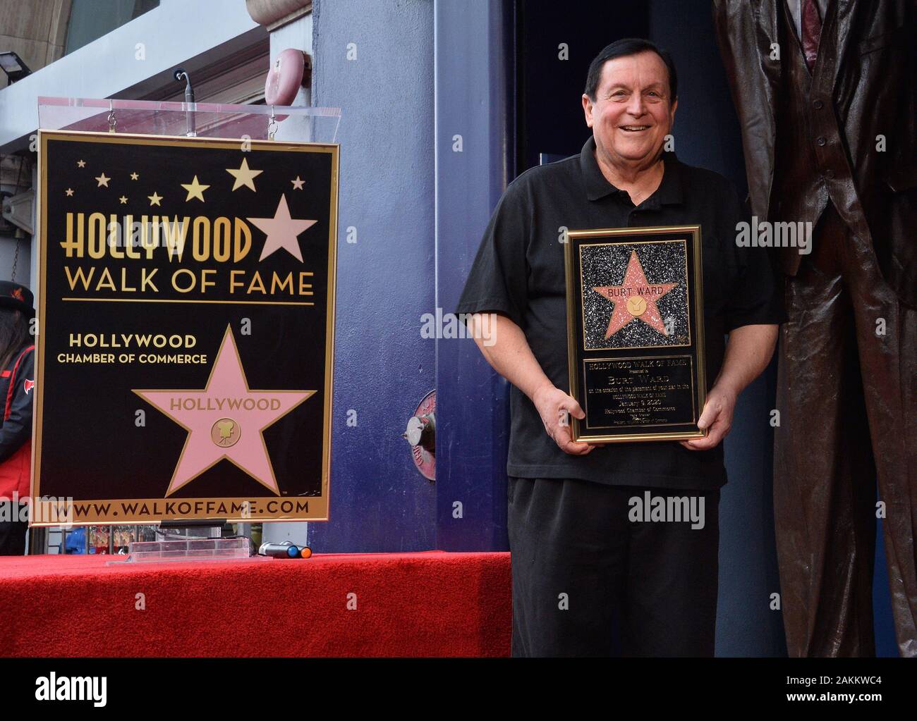 Los Angeles, United States. 09Th Jan, 2020. L'acteur Burt Ward, qui a joué Robin sur la série télévisée Batman contient une réplique au cours d'une cérémonie de dévoilement de la plaque honorant lui avec la 2,683ème étoile sur le Hollywood Walk of Fame à Los Angeles, le jeudi 9 janvier 2020. Ward's star est à côté d'Adam West, sa co-star dans la série. Photo par Jim Ruymen/UPI UPI : Crédit/Alamy Live News Banque D'Images