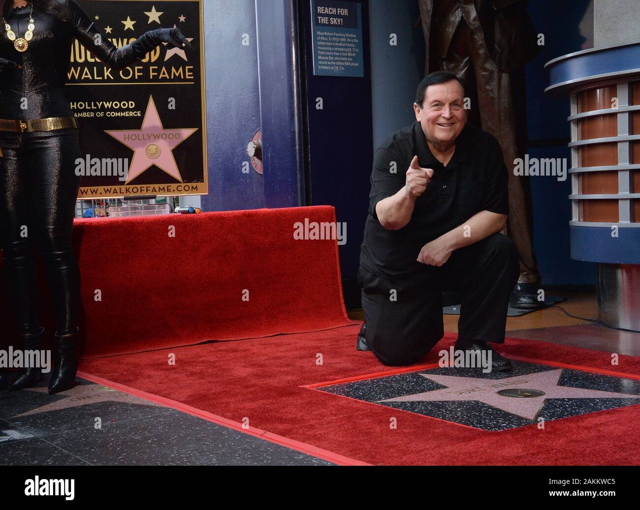 Los Angeles, United States. 09Th Jan, 2020. L'acteur Burt Ward, qui a joué Robin sur la série télévisée Batman s'agenouille près de son étoile au cours d'une cérémonie de dévoilement d'honorer avec le 2,683ème étoile sur le Hollywood Walk of Fame à Los Angeles, le jeudi 9 janvier 2020. Ward's star est à côté d'Adam West, sa co-star dans la série. Photo par Jim Ruymen/UPI UPI : Crédit/Alamy Live News Banque D'Images