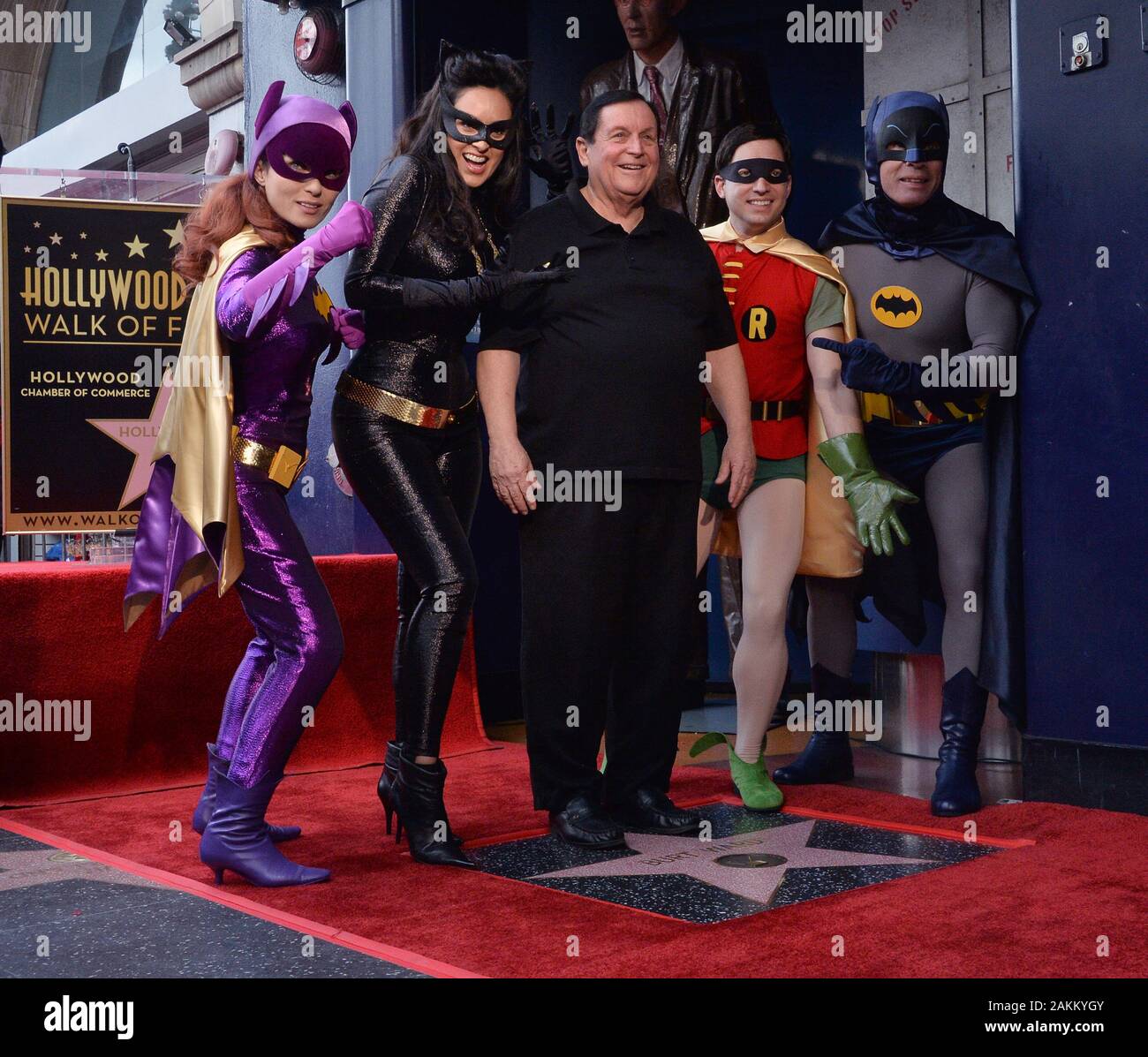 Los Angeles, United States. 09Th Jan, 2020. L'acteur Burt Ward, qui a joué Robin sur la série télévisée Batman Batman est rejoint par des caractères d'enfilage de costume au cours d'une cérémonie honorant lui avec la 2,683ème étoile sur le Hollywood Walk of Fame à Los Angeles, le jeudi 9 janvier 2020. Ward's star est à côté d'Adam West, sa co-star dans la série. Photo par Jim Ruymen/UPI UPI : Crédit/Alamy Live News Banque D'Images