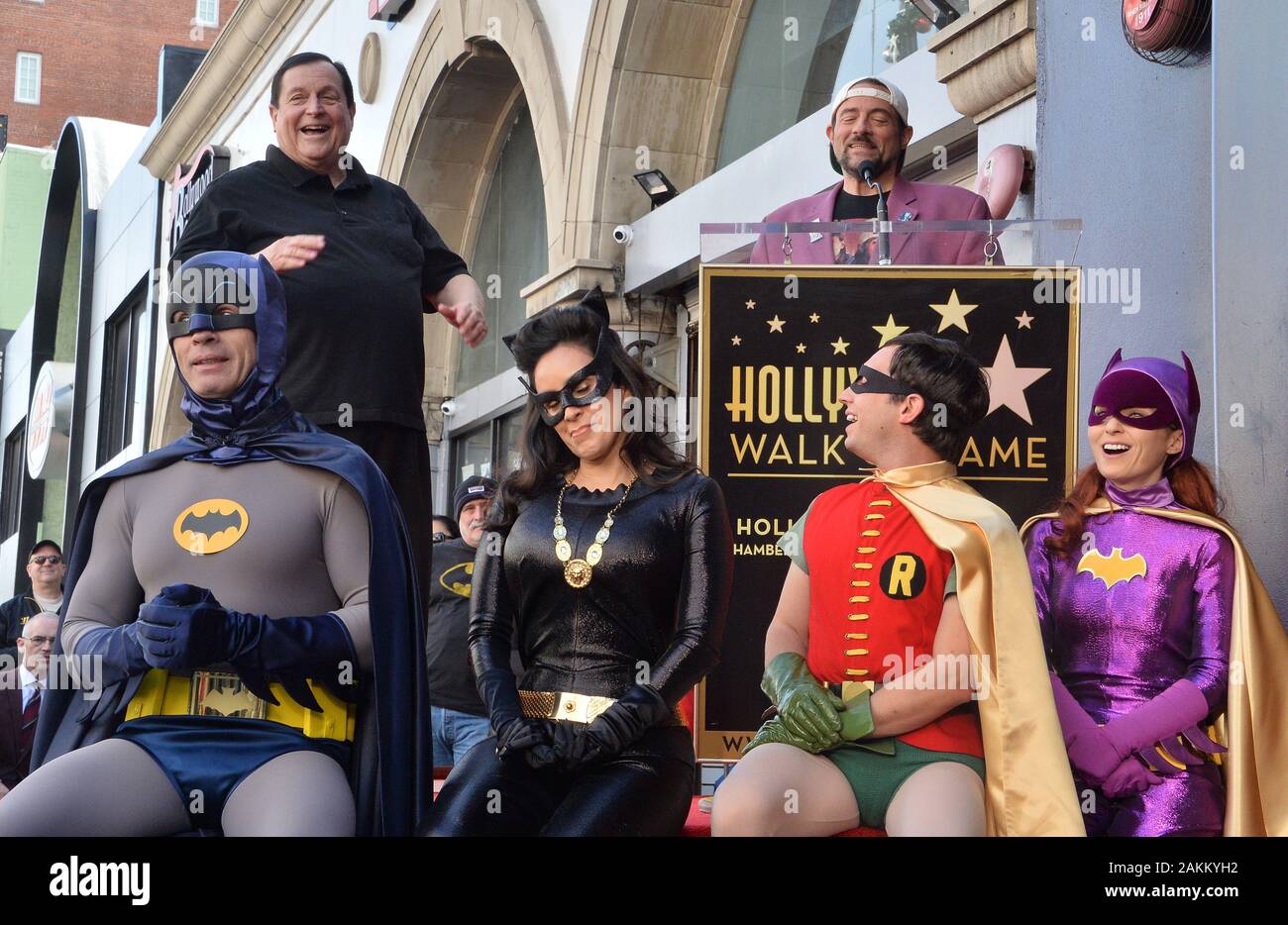 Los Angeles, United States. 09Th Jan, 2020. L'acteur Burt Ward (L), qui a joué Robin sur la série télévisée Batman réagit aux commentaires de Maria Menounos lors d'une cérémonie de dévoilement d'honorer avec le 2,683ème étoile sur le Hollywood Walk of Fame à Los Angeles, le jeudi 9 janvier 2020. Ward's star est à côté d'Adam West, sa co-star dans la série. Photo par Jim Ruymen/UPI UPI : Crédit/Alamy Live News Banque D'Images