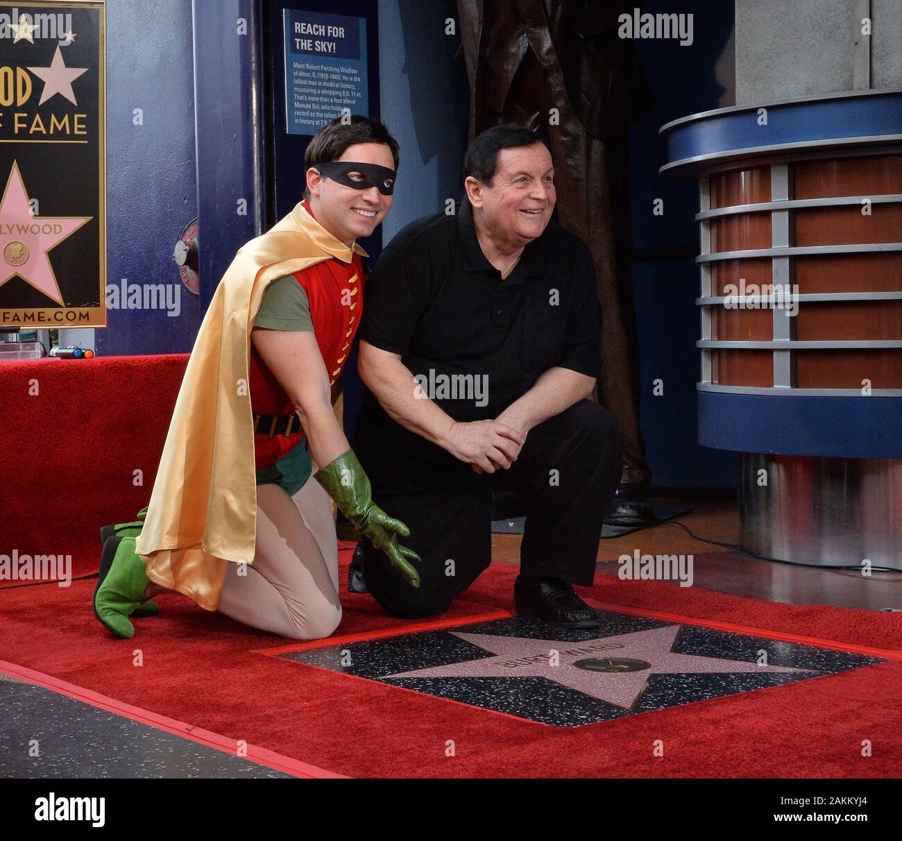 Los Angeles, United States. 09Th Jan, 2020. L'acteur Burt Ward, qui a joué Robin sur la série télévisée Batman est rejoint par un caractère Robin au cours d'une cérémonie de dévoilement d'honorer avec le 2,683ème étoile sur le Hollywood Walk of Fame à Los Angeles, le jeudi 9 janvier 2020. Ward's star est à côté d'Adam West, sa co-star dans la série. Photo par Jim Ruymen/UPI UPI : Crédit/Alamy Live News Banque D'Images
