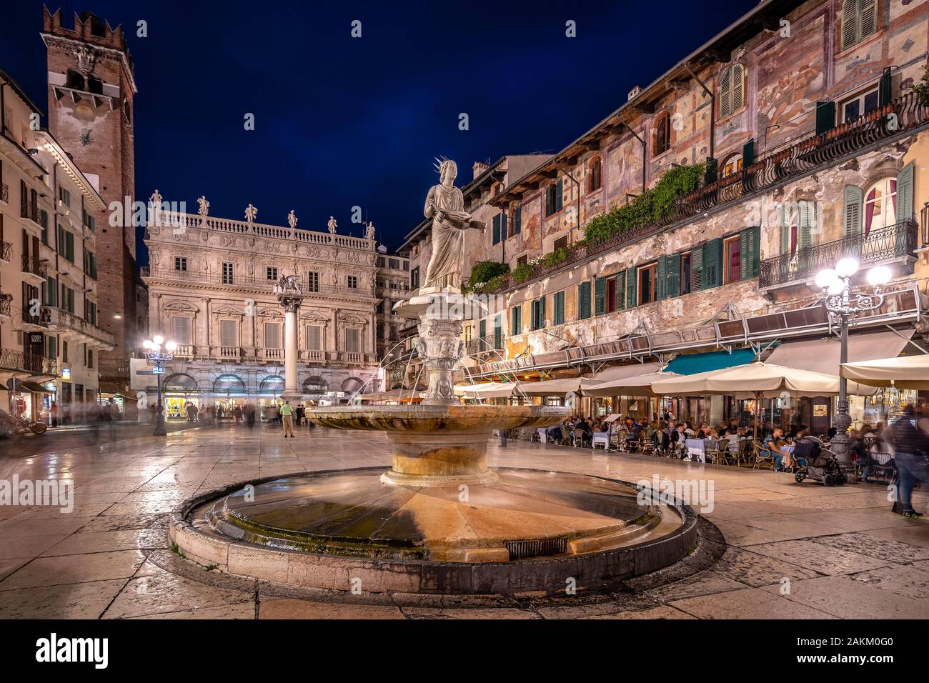 Vérone, Italie - Madonna Verona dans la vieille ville de nuit Banque D'Images