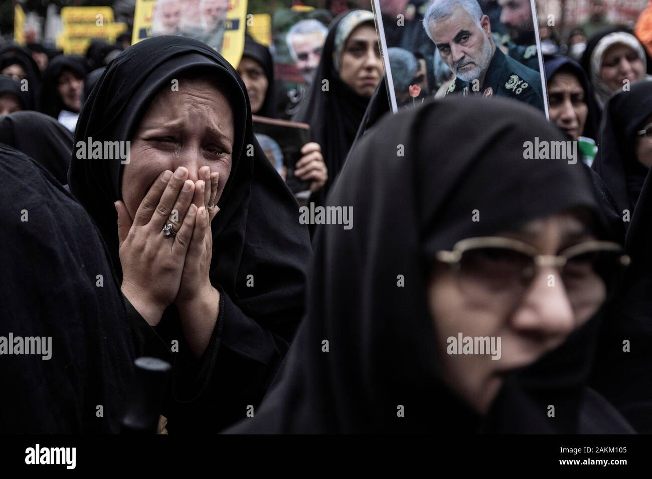 Une femme pleure la mort du général Qasem Soleimani pendant la manifestation.Une semaine après la mort du général Qasem Soleimani par l'armée américaine en Irak, les gens à travers les villes de l'Iran et le deuil ont exprimé leur haine du gouvernement américain. Le commandant de la force Qods Général Qasem Soleimani a été tué la semaine dernière en tirant des missiles américains près de l'aéroport de Bagdad. Banque D'Images