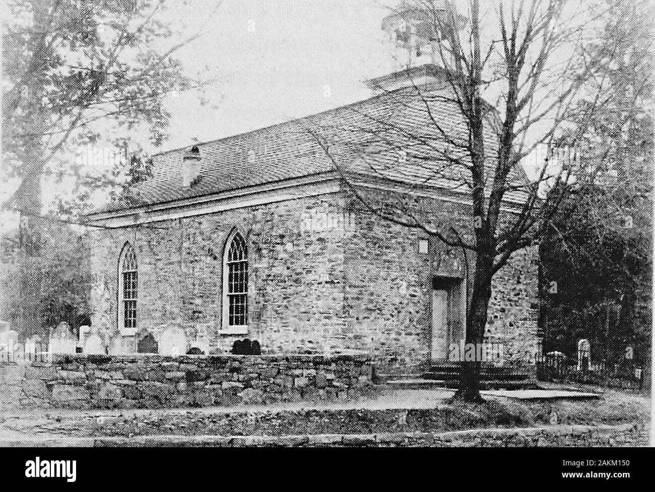 Le New York et Albany Post Road, de Kings Bridge à 'le ferry à Crawlier, vis-à Albany,' d'être un compte d'une balade à pied effectuées à quelques kilomètres d'articles divers reprises entre mai et novembre, mille neuf cent cinq . petite vieille église hollandaise est probablement la plus ancienne église 21-je ? TARRYTOWN. édifice maintenant dans l'État. Il a été construit en 1699 par Fred-erick Philipse. Irving affirme d'elle : l'église de cette situation séquestré semble toujours en ont fait un lieu de prédilection des esprits. oftroubled Il se dresse sur une colline entourée par les treesand nobles elms, parmi lesquels son wh décent Banque D'Images