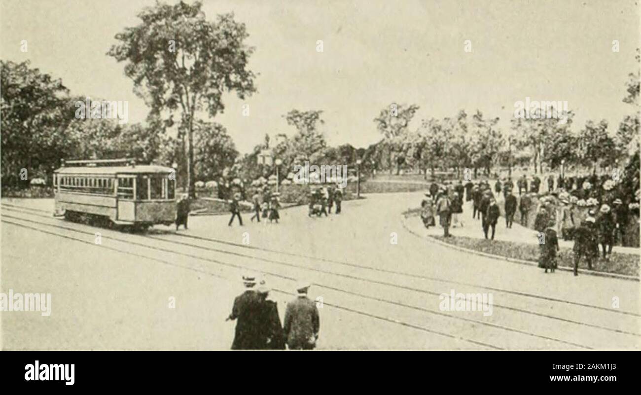 Une histoire de Cleveland et ses environs ; le cœur de New Maryland, Elroy McKendree Avery . quire la vallée primitive d'DoanBrook et sites pour Edgewater, Brooklyn (cherchez le lien) et New-burgh (Garfield) parcs et Ambler Parkway. Le wasalso d'entraînement supérieur aménagé pour connecter Gordon et Wade parcs et ponts con-structed à Wade Park, supérieur et Sainte-claire avenues. Tn 1897,beaucoup de parcs, y compris Brooklyn et Newburg, renamedas ont été indiquées. Edgew.tf,r Park Edgewater Park, dont la plupart a été ])en 1894 iirchased mostextensive, est le, belle et coquette ini|)i(-)vc(l de la publi Banque D'Images