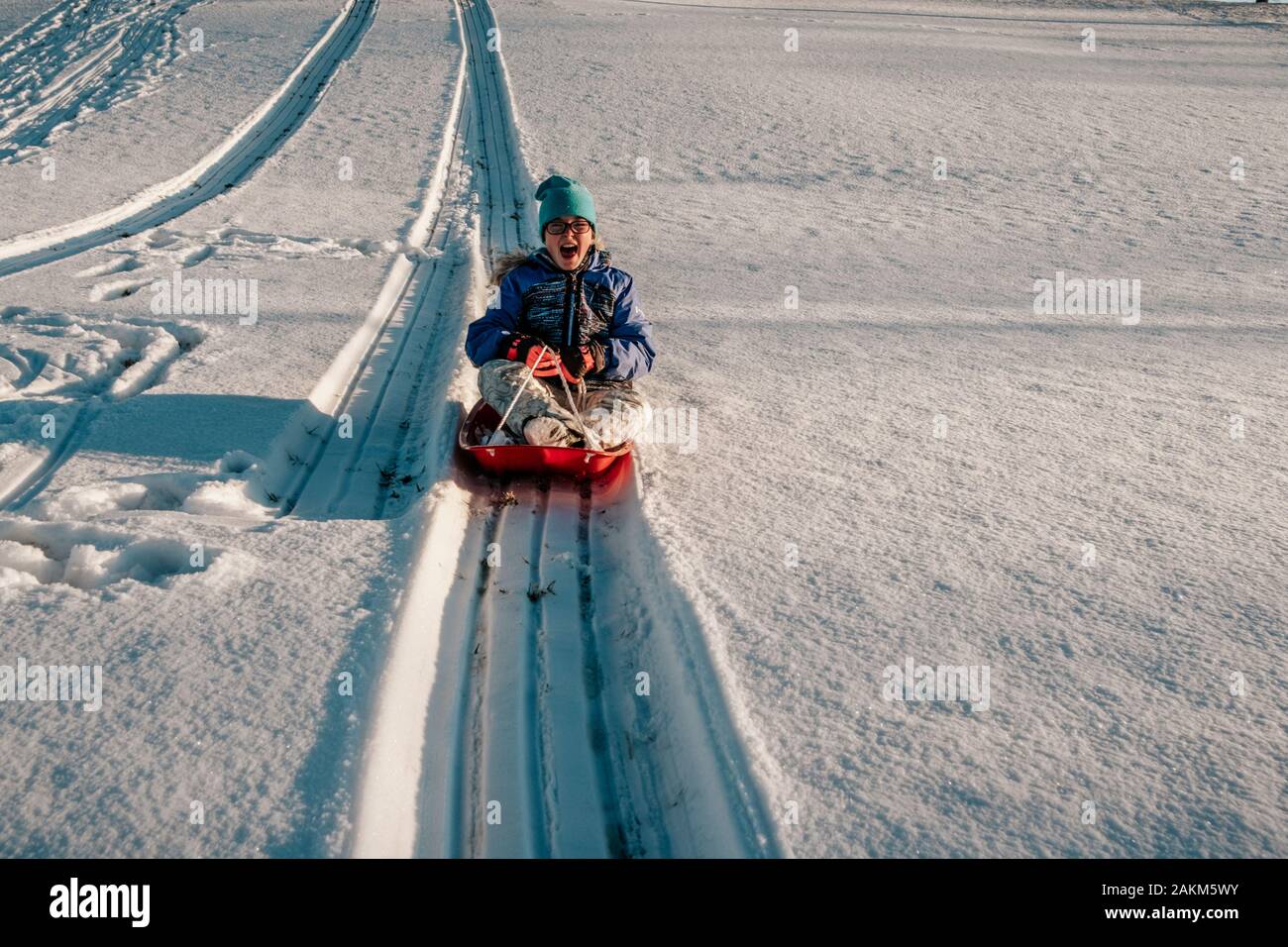 photo d'action d'une fille qui se coupera en bas d'une colline en hiver Banque D'Images
