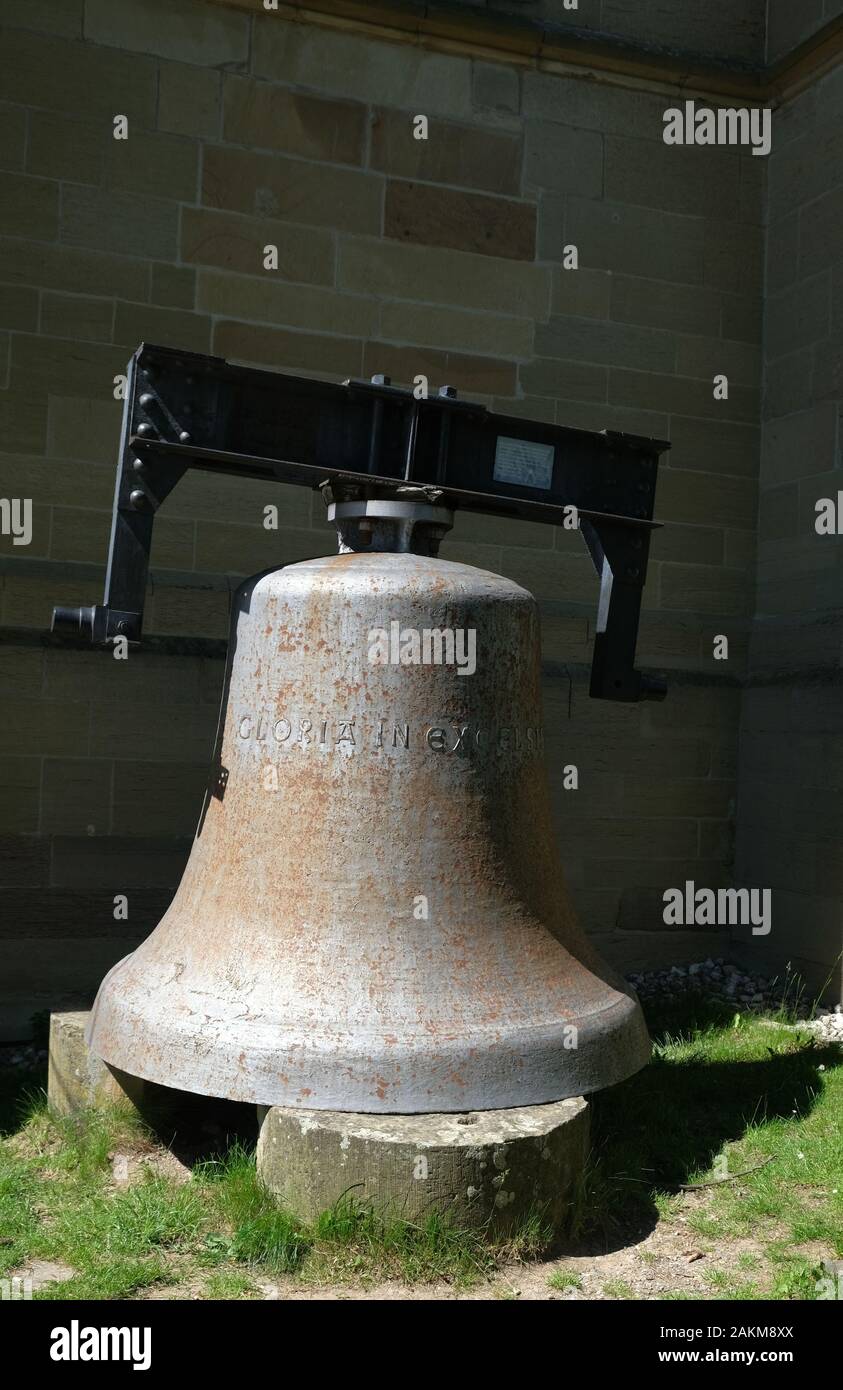 Bell avec inscription 'Gloria in Excelsis' à l'entrée du musée Bell Banque D'Images