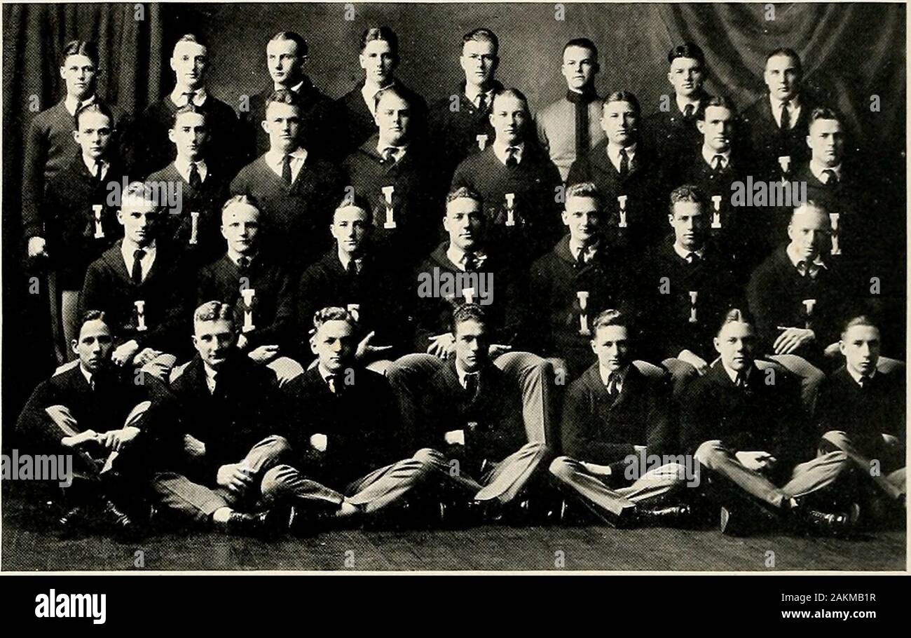 Bomb . 19ZZ. Dirigeants du Club monogramme F. L. Summers Hal CosTOLO Président Vice-président Secrétaire-trésorier J. L. Sims Attwell Football Costolo Faulkner Miller, P. Summers Bunting Douglas. W. Gray, T. Ridgely Venable, W. Clark Drewry Harrison Ryder Watkins Farley Hunt Shannon Wescott Basket-ball Tennis Baseball Wrestling Piste Passerin azuré Brown, D. Baird, R. Macrae Campbell Page, F. Costolo Parrott Semans Drewry Perkinson Drewry Pendleton Young, J. Kyle Ryder Sim", J. Venable, R. Ryder Saunders, T. Summers Venable, W. La GvM Shannon Woodward Summers Summers Rvland Banque D'Images