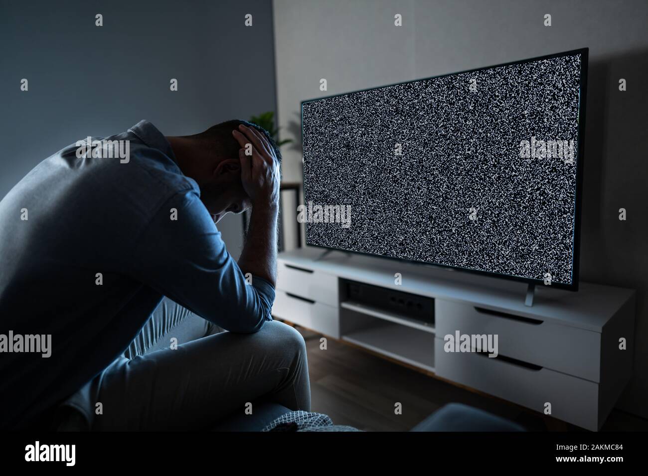 L'homme regardant la télévision sur Jeu de soccer à la maison Banque D'Images