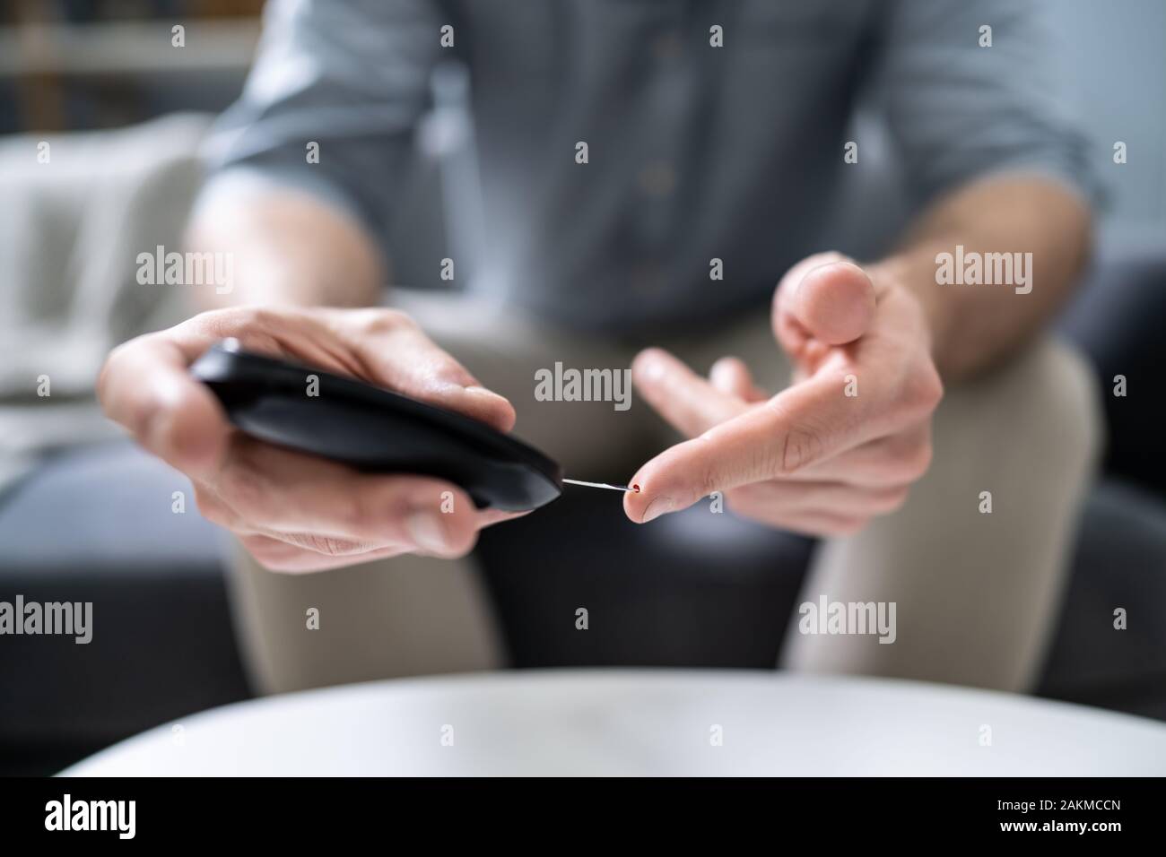 Close-up de la main d'un homme à l'essai le haut sucre de sang avec diabete Banque D'Images