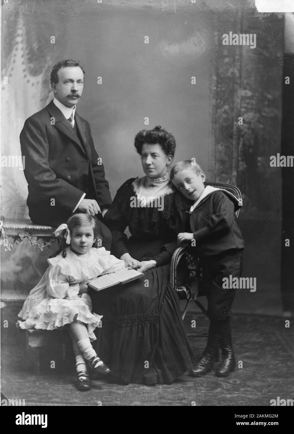 Portrait de famille édouardienne, photo de groupe, numérisées directement à partir de la lame de verre d'origine Banque D'Images