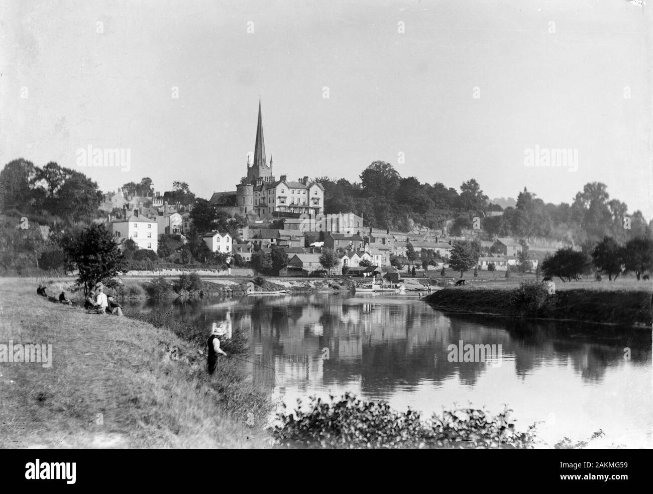 Vue d'Edwardian Ross-On-Wye, Herefordshire, montrant l'église St Mary, l'hôtel Royal, la pêche sur la rivière Wye et faux murs de ville gothique. Numérisées directement à partir du négatif original Banque D'Images