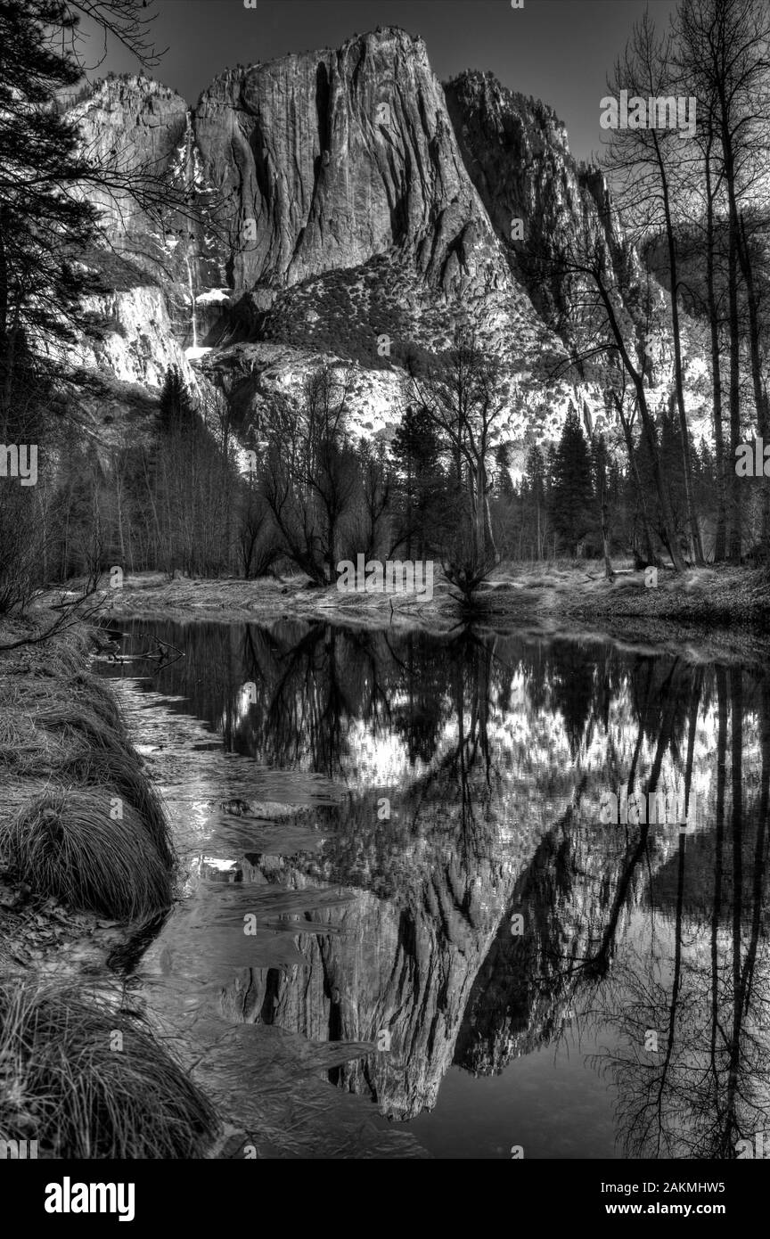 Reflets dans la rivière Merced Yosemite le matin à Banque D'Images