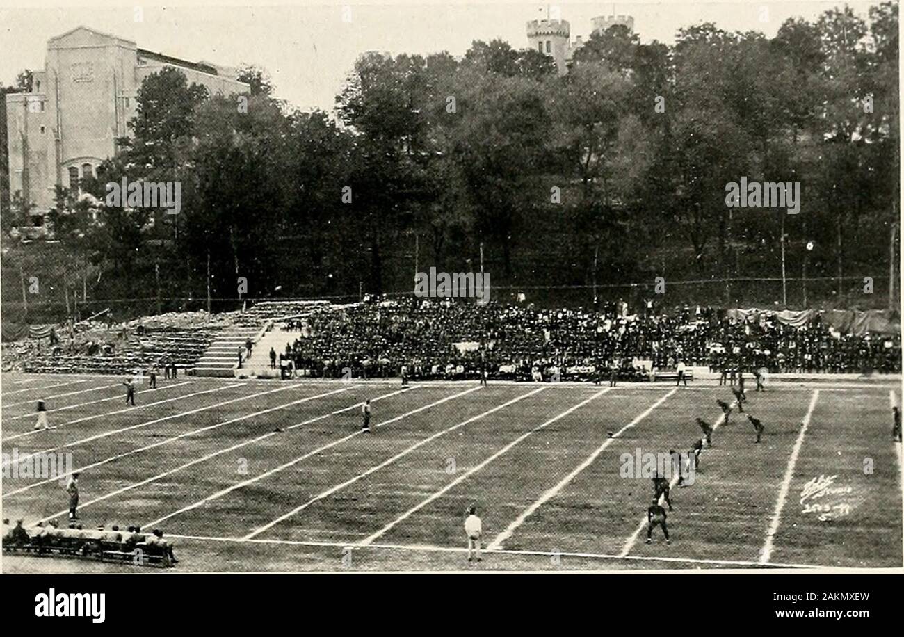 Bomb . Premier COUP SUR LE TERRAIN DES ANCIENS DE L'Atkletic FielJ Nouvelle Tke l'un des plus grands bienfaits de l'athlétisme à C. M. I. a eu dans l'histoire de l'Instituteis le nouveau terrain de sport et le stade terminé à l'automne 1921. Situé à l'footof le parapet directement en face de casernes, c'est un monument à l'esprit de C. M. I. Étant donné que les frais ont été supportés par les alumni et les engmeering a été fait par deux anciens,le Lieutenant-colonel J. A. Anderson et le juge Major G. Allen. L'ensemble du niveau champ,environ 300 par 600 pieds, a été portée en grande partie par le dynamitage d'une colline de roche, et le bas a été vidangée et Banque D'Images