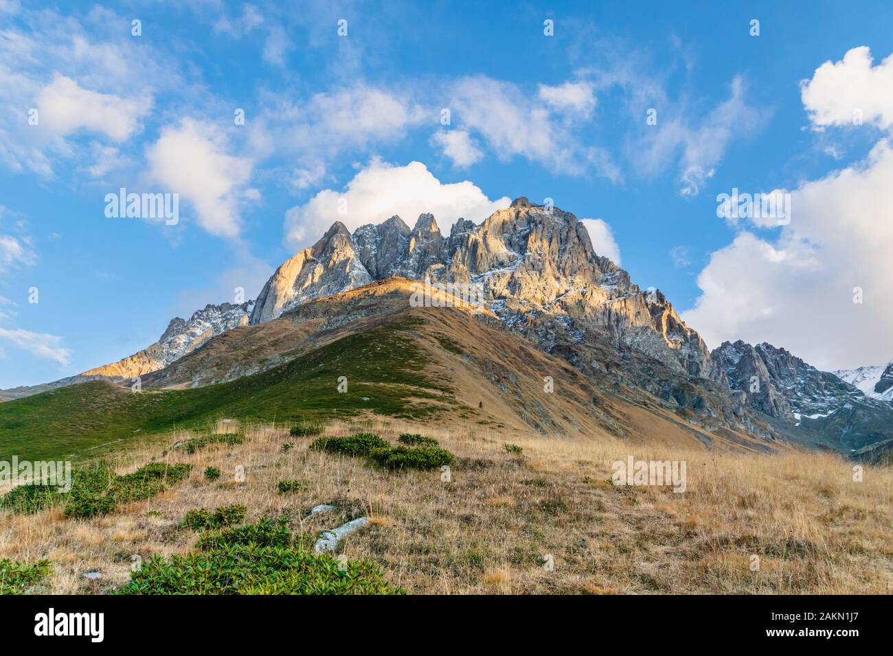 Spectaculaire paysage de montagne dans la région de randonnée de Juta paysage avec des montagnes enneigées en journée ensoleillée d'automne - populaire trekking dans les montagnes du Caucase, Banque D'Images