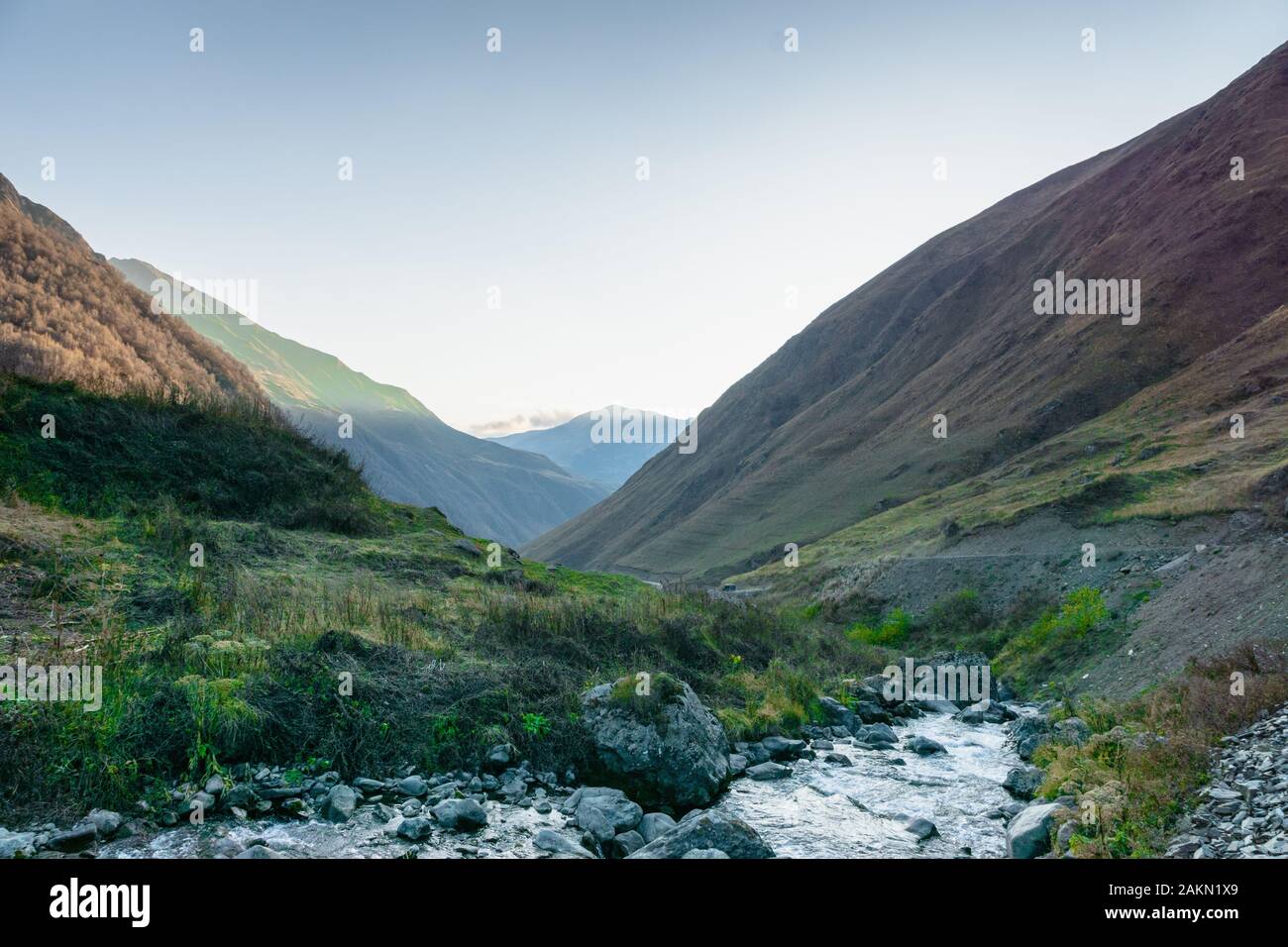 Village de Juta paysage avec rivière et montagnes au coucher du soleil - un site de trekking populaire dans les montagnes du Caucase, région de Kazbegi, Géorgie. Banque D'Images