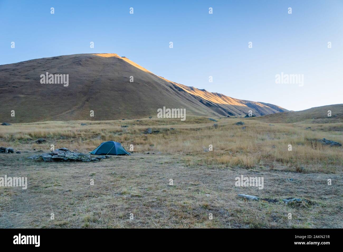 Camping avec tente au lever du soleil dans la région de randonnée de montagne de Juta, Kazbegi, Géorgie le jour d'automne. Photo pour l'extérieur, le camping, les activités de trekking. Banque D'Images