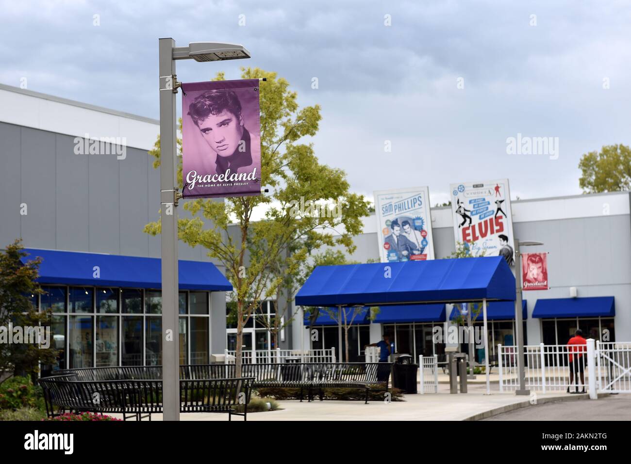 Memphis, TN, USA - 24 septembre 2019 : Entrée de la Graceland complexe avec signe d'Elvis et de souvenirs magasins. Banque D'Images Memphis, TN, USA - 24 septembre 2019 : Entrée de la Graceland complexe avec signe d'Elvis et de souvenirs magasins. Banque D'Images