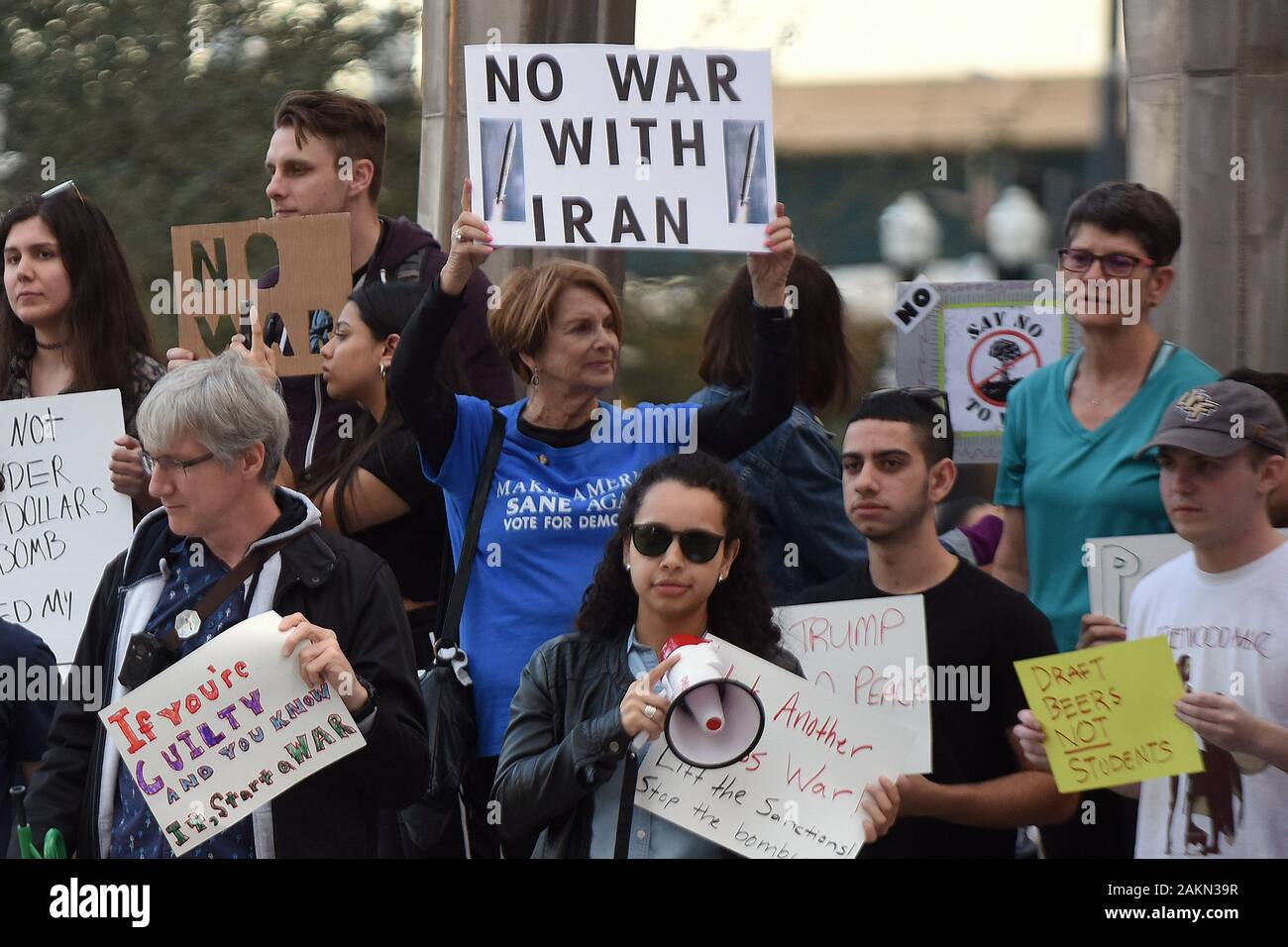 Les manifestants tiennent des affiches pendant la manifestation.protester contre une éventuelle guerre entre les États-Unis et l'Iran. Des manifestations anti-guerre ont eu lieu aujourd'hui à travers le pays à la suite du président américain Donald Trump's de la commande de l'assassinat d'un haut général de l'Iran en Irak, et l'escalade des tensions entre les deux pays. Banque D'Images