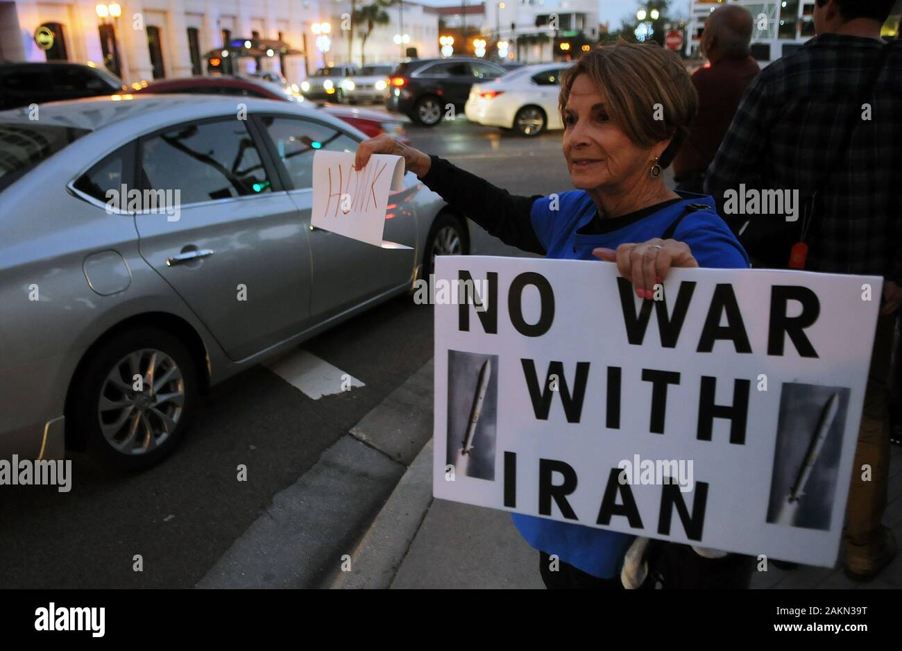 Un manifestant tient une pancarte qui dit pas de guerre avec l'Iran pendant la manifestation.protester contre une guerre potentielle entre les Etats-Unis et l'Iran. Des manifestations anti-guerre ont eu lieu aujourd'hui à travers le pays à la suite du président américain Donald Trump's de la commande de l'assassinat d'un haut général de l'Iran en Irak, et l'escalade des tensions entre les deux pays. Banque D'Images