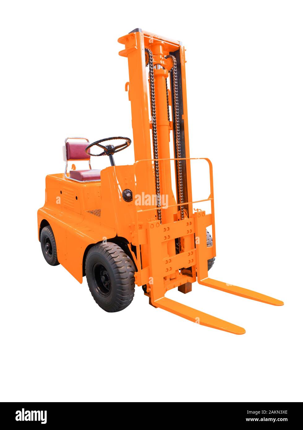 Chariot élévateur orange isolé sur fond blanc. Objet avec chemin de détourage. Banque D'Images