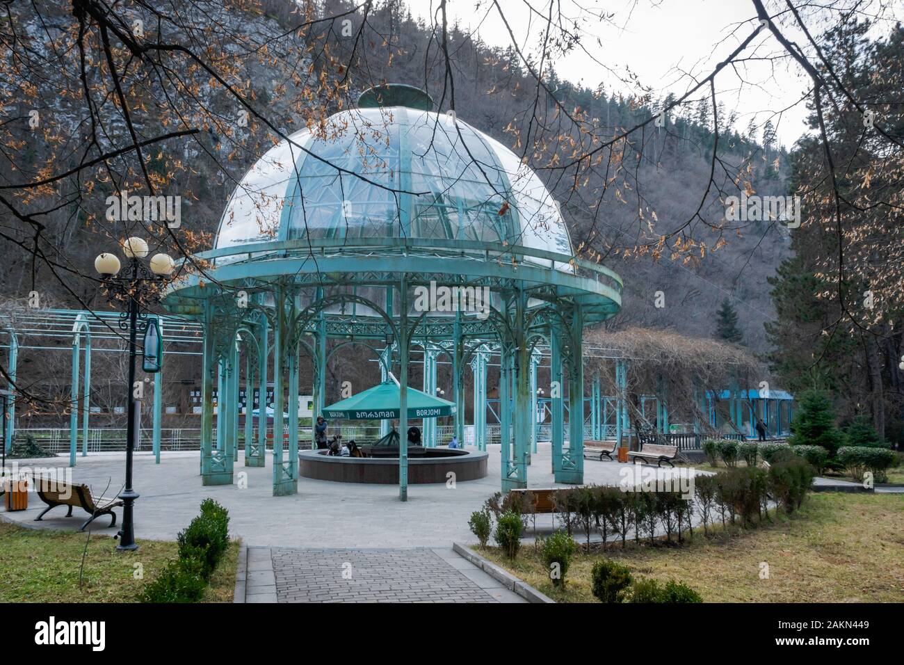 Borjomi (Géorgie) - Décembre 2019 : dôme en verre au cours du printemps de l'eau minérale Borjomi à Borjomi central park, une destination touristique populaire. Banque D'Images
