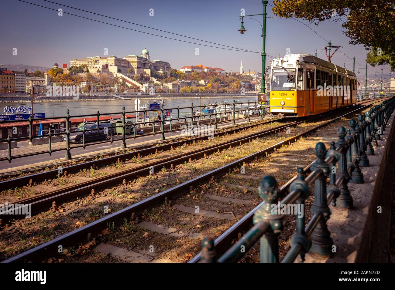 Budapest, Hongrie - tramway à cheval le long de la rivière avec le château de Buda en arrière-plan Banque D'Images