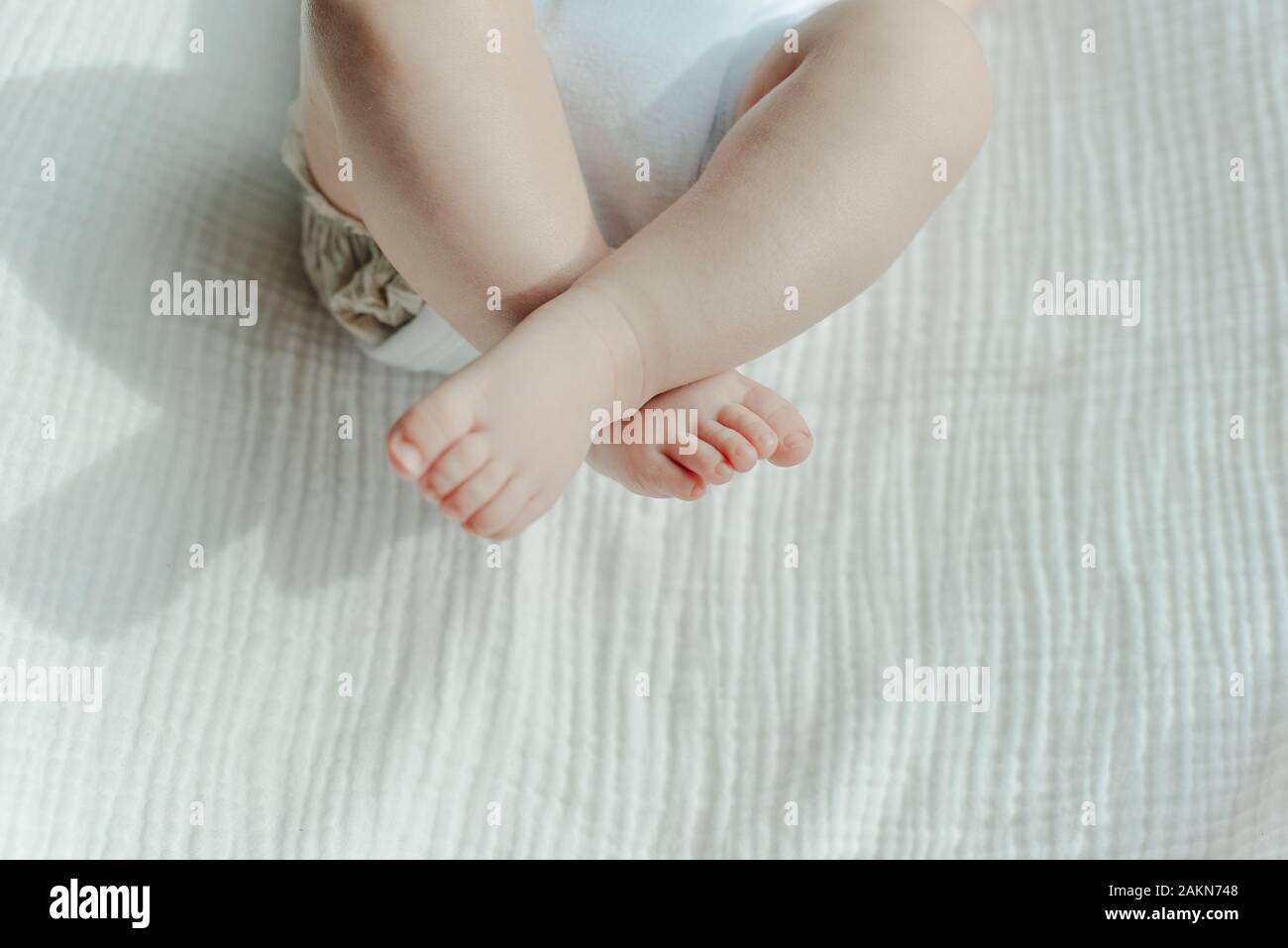 Les Jambes De Bebe Ramper Bebe En Bas Blancs Et Teddy Vue De Dessus Photo Stock Alamy