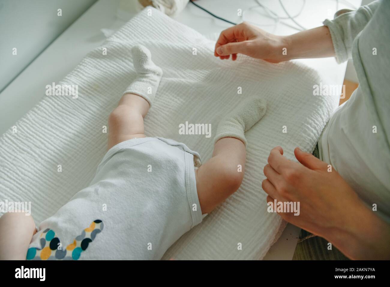 Les Jambes De Bebe Ramper Bebe En Bas Blancs Et Teddy Vue De Dessus Photo Stock Alamy