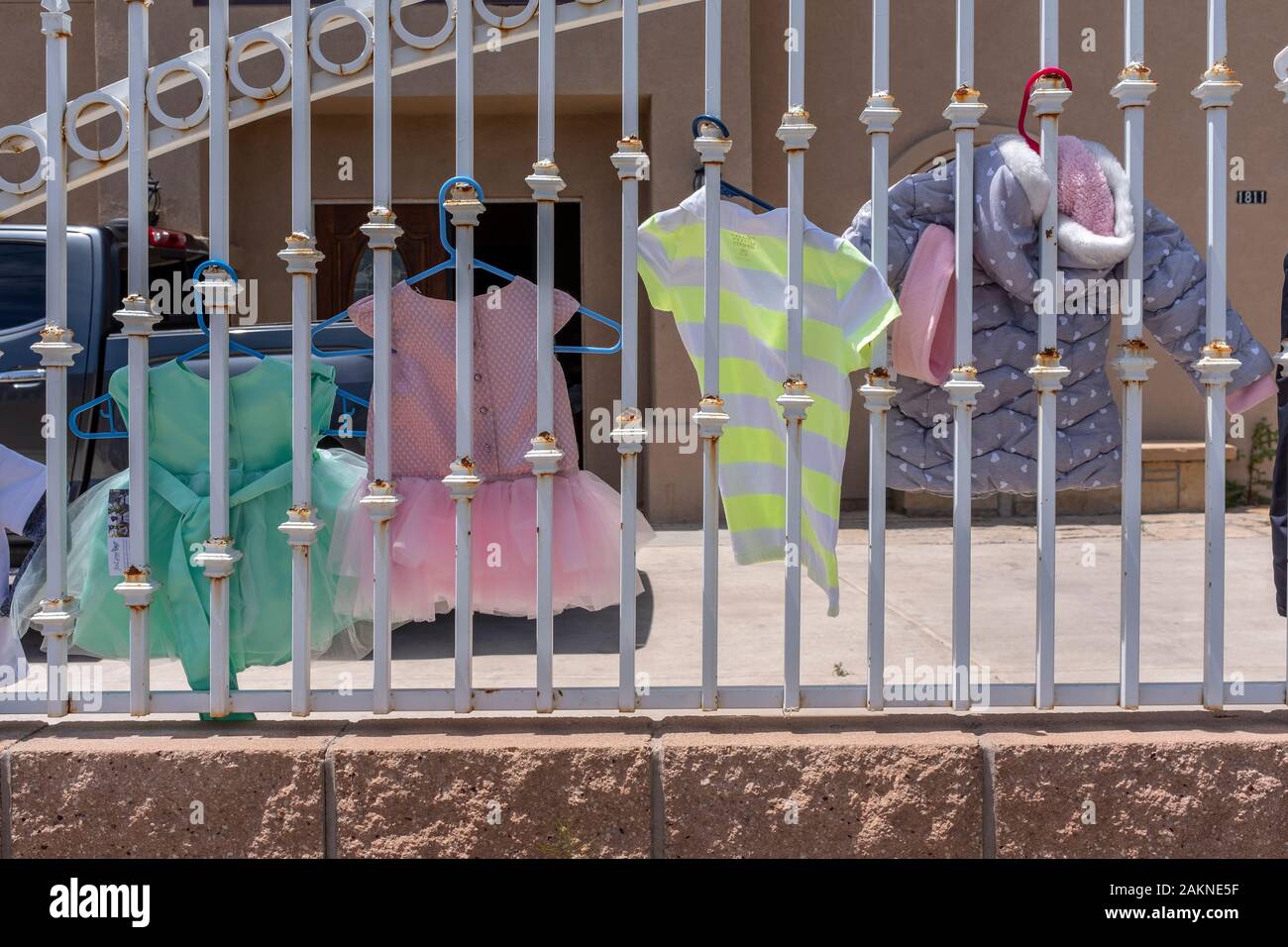 Les vêtements d'enfants hanging on fence Banque D'Images