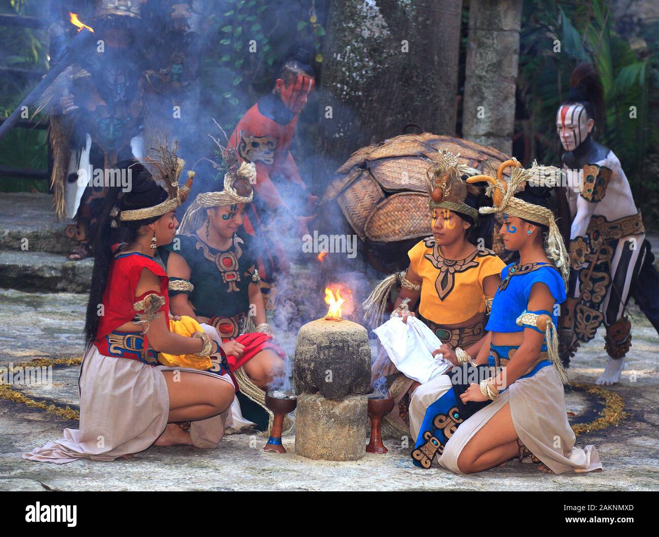 Maya préhispanique people performance amérindienne dans la jungle, au Mexique. Banque D'Images