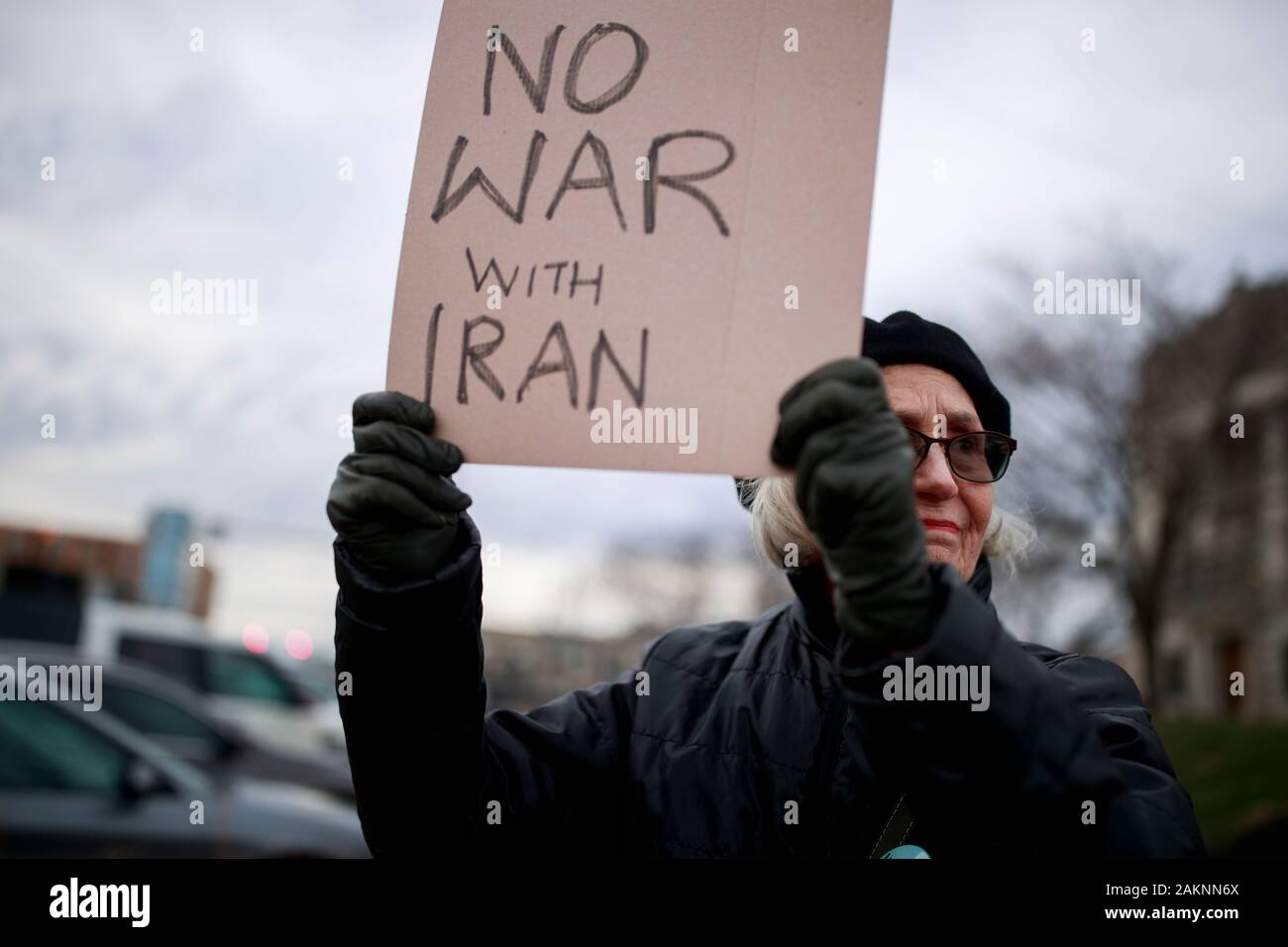 Des manifestants anti-guerre se tenir sur les marches de la Place du Palais de Monroe à Bloomington, Indiana pour protester contre l'éventualité d'une guerre entre les États-Unis et l'Iran, le Jeudi, Janvier 9, 2019 à Bloomington (Indiana) aux États-Unis a tué un général iranien la semaine dernière, qui a conduit à l'Iran en parlant de vengeance contre les États-Unis, et les tirs de roquettes sur une base américaine en Irak. (Photo de Jeremy Hogan/l'Bloomingtonian) Banque D'Images