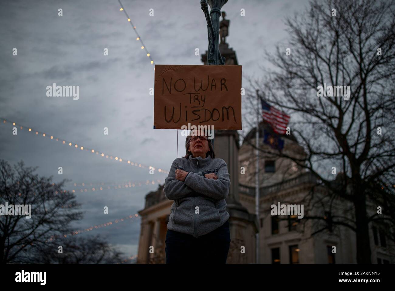 Des manifestants anti-guerre se tenir sur les marches de la Place du Palais de Monroe à Bloomington, Indiana pour protester contre l'éventualité d'une guerre entre les États-Unis et l'Iran, le Jeudi, Janvier 9, 2019 à Bloomington (Indiana) aux États-Unis a tué un général iranien la semaine dernière, qui a conduit à l'Iran en parlant de vengeance contre les États-Unis, et les tirs de roquettes sur une base américaine en Irak. (Photo de Jeremy Hogan/l'Bloomingtonian) Banque D'Images