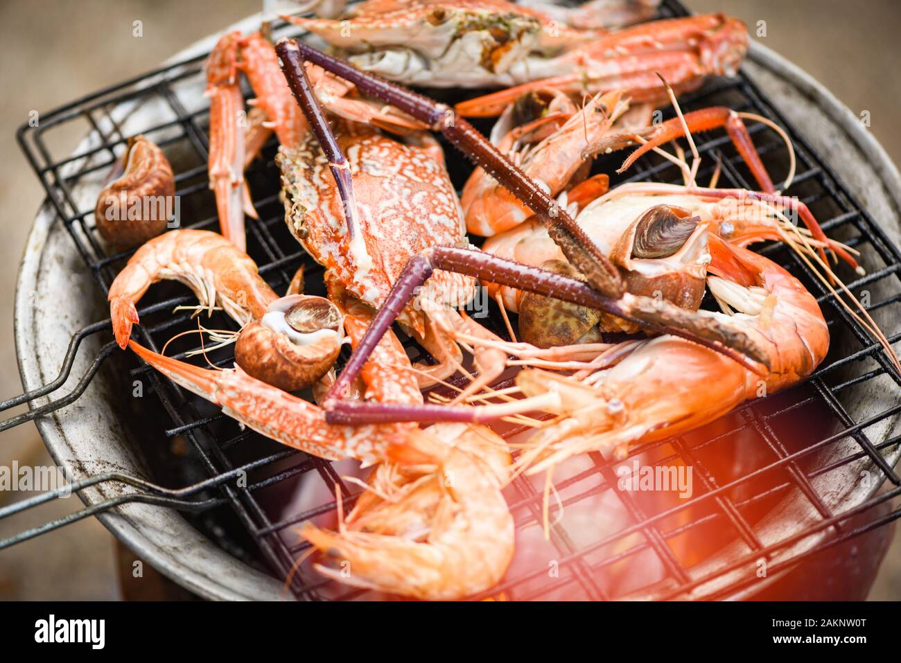Les fruits de mer fruits de mer grillés sur cuisinière / Crevettes Crabe Crevettes cuites brûler sur grill barbecue party des fêtes Banque D'Images