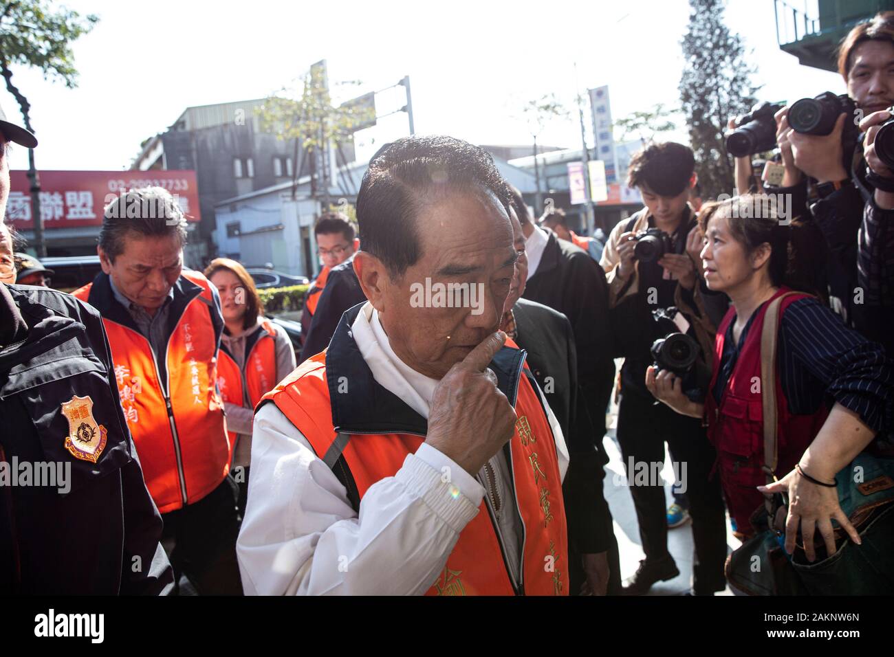 Candidat présidentiel James Soong chu-yu de la première partie arrivent pour une partie de la réunion à venir le 11 janvier des élections présidentielles et parlementaires. Banque D'Images