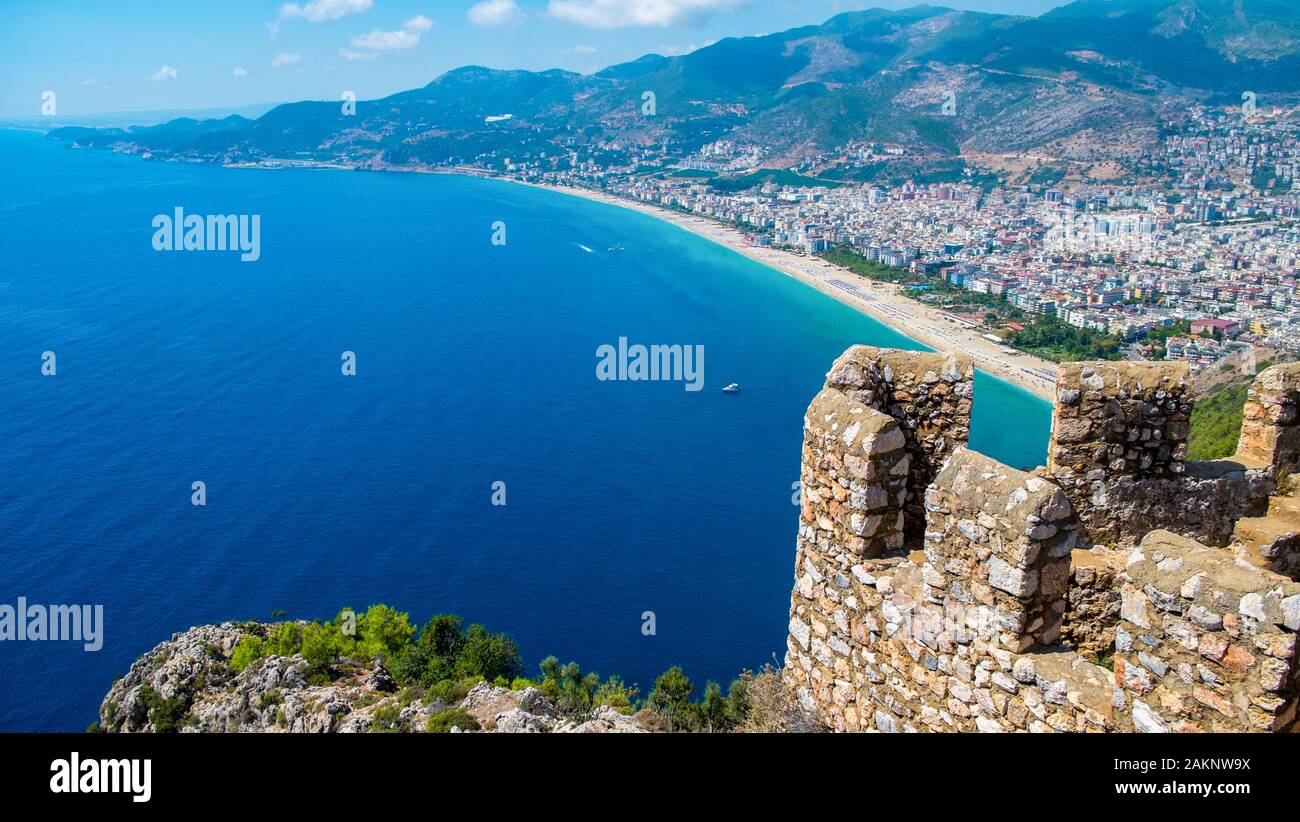 Alanya beach vue d'en haut sur la montagne avec l'autre bateau sur la mer bleue et Harbour City contexte / Belle plage Cleopatra paysage Turquie Alanya Banque D'Images