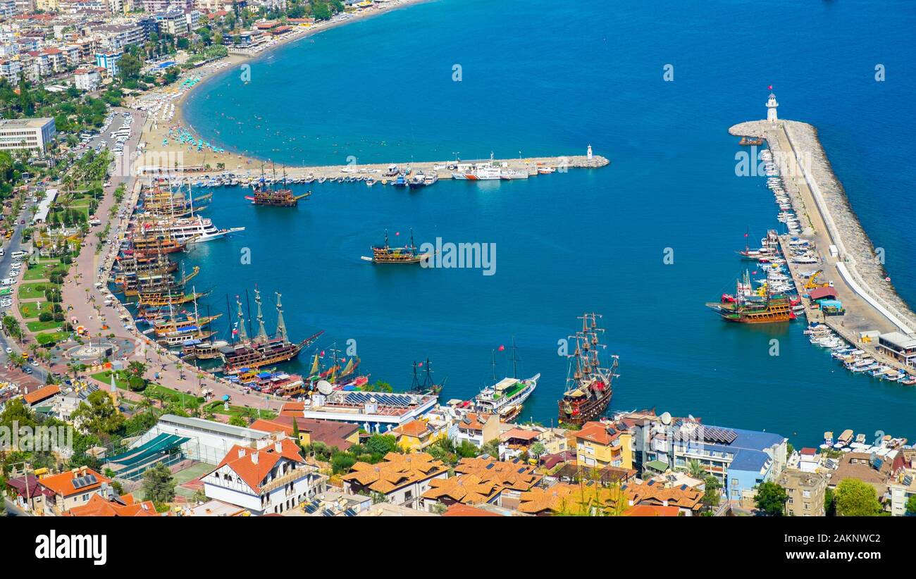 Alanya beach vue d'en haut sur la montagne avec l'autre bateau sur la mer bleue et Harbour City contexte / Belle plage Cleopatra paysage Turquie Alanya Banque D'Images
