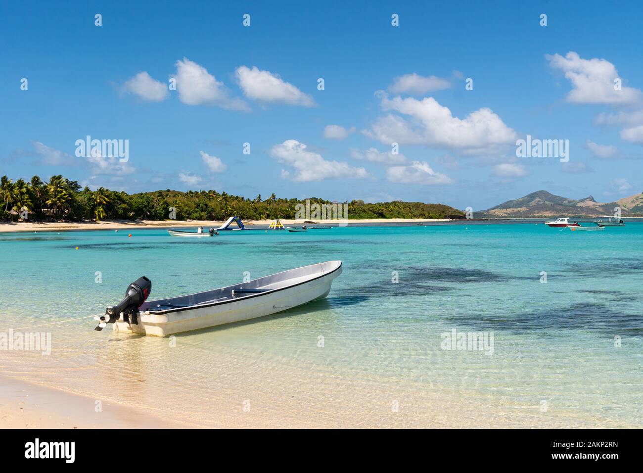 Voile sur une plage de sable blanc dans le lagon bleu dans l'île Yasawa Islands group à Fidji dans le Pacifique Sud Banque D'Images