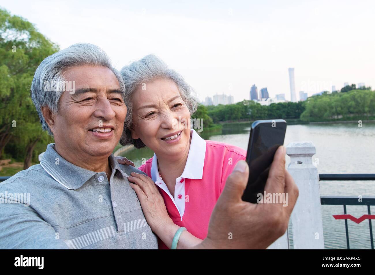 Couple de personnes âgées avec les téléphones mobiles Banque D'Images