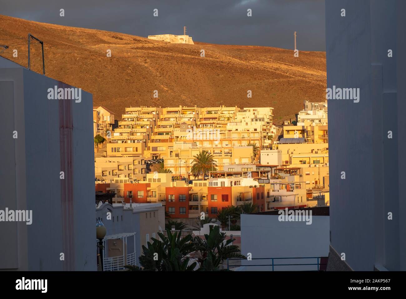 Vue sur colline appartements dans le soleil du soir , Morro Jable, Jandia Peninsula, Fuerteventura, Îles Canaries, Espagne, Europe Banque D'Images