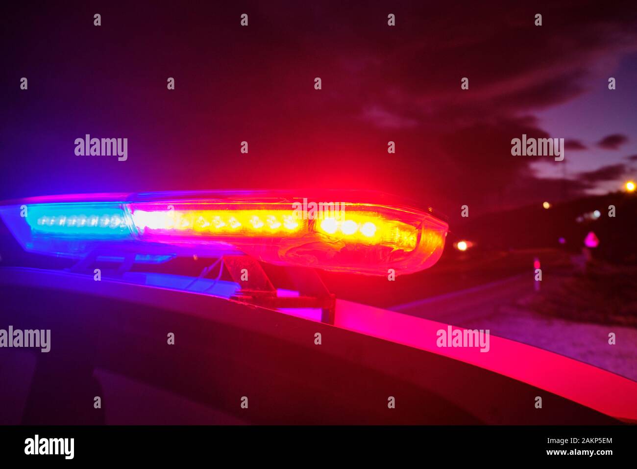 Voiture de police des lumières clignotantes dans la nuit focus sélectif. Banque D'Images
