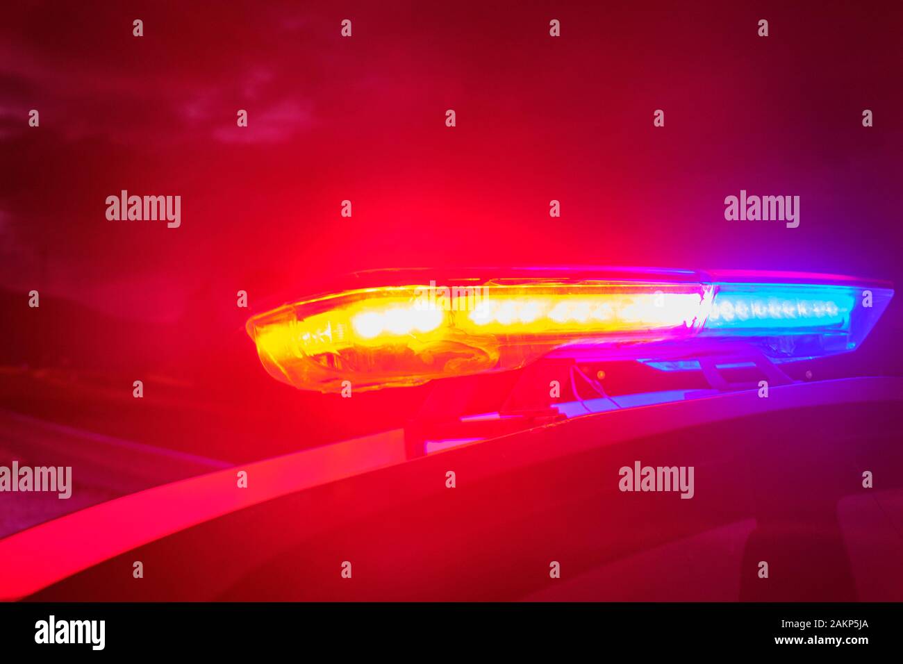 Voiture de police des lumières clignotantes dans la nuit focus sélectif. Banque D'Images