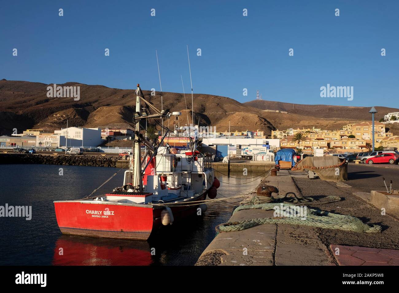 Bateau de pêche dans le port et la construction de la coopérative de pêche de Morro Jable, Jandia Peninsula, Fuerteventura, Îles Canaries, Espagne, Europe. Banque D'Images