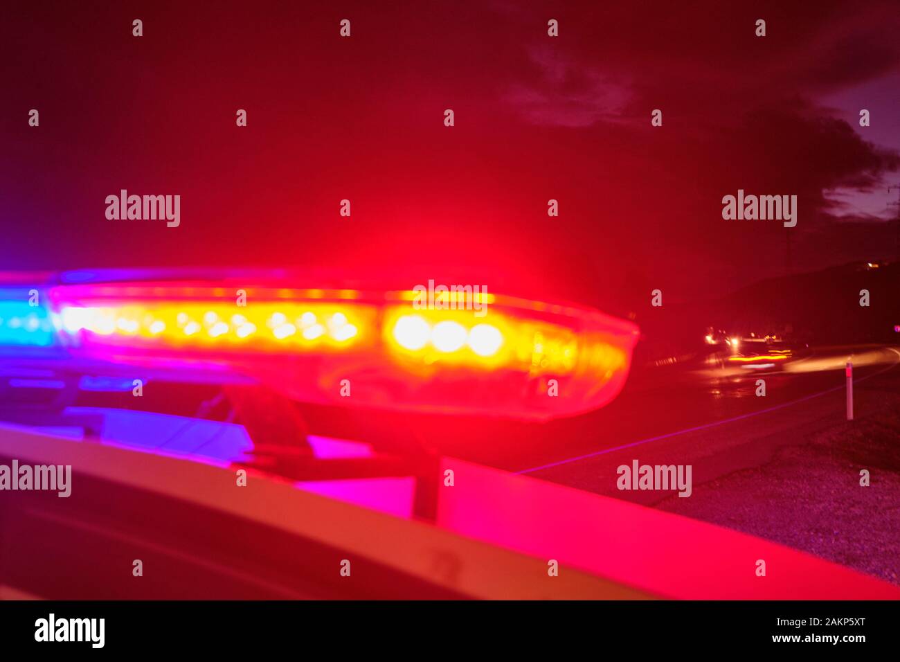 Voiture de police des lumières clignotantes dans la nuit focus sélectif. Banque D'Images