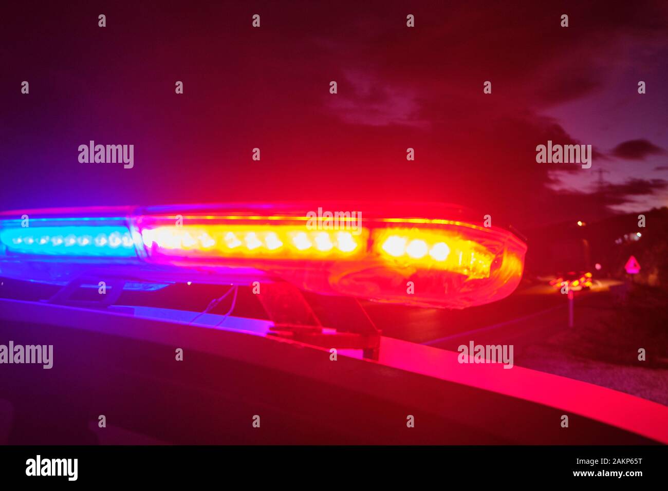 Voiture de police des lumières clignotantes dans la nuit focus sélectif. Banque D'Images